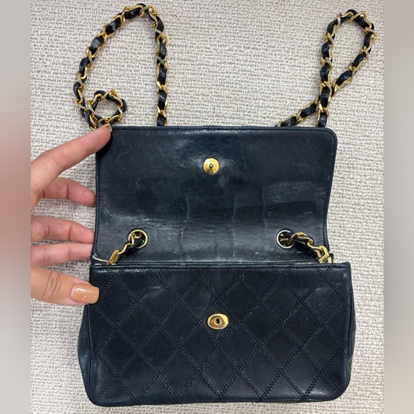 Authentic CHANEL black lambskin bicolor crossbody gold hardware - Picture 3 of 15